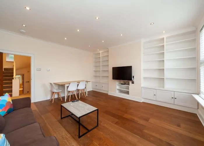 Spacious 2 Bedroom Maisonette In Stratford